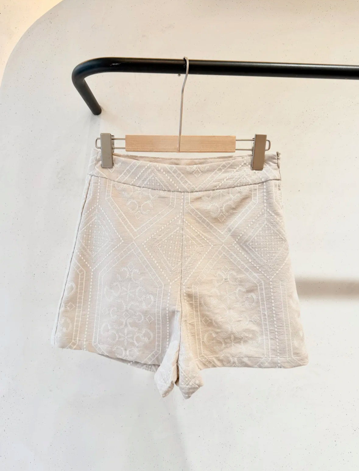 Short crème à broderie blanche
