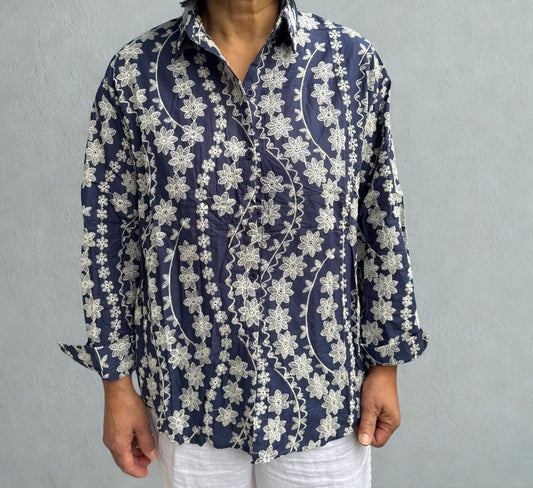 Chemise bleue nuit à broderies florales blanche