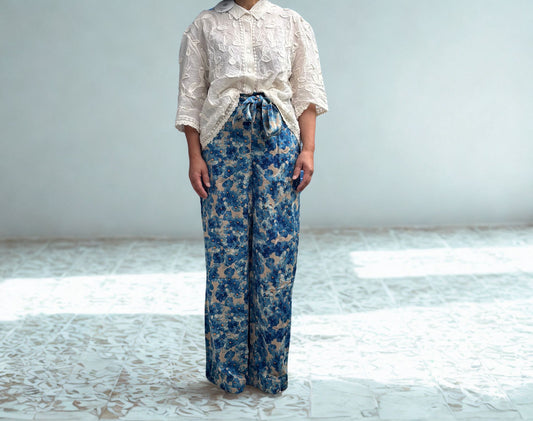 Pantalon fluide à imprimé floral bleu