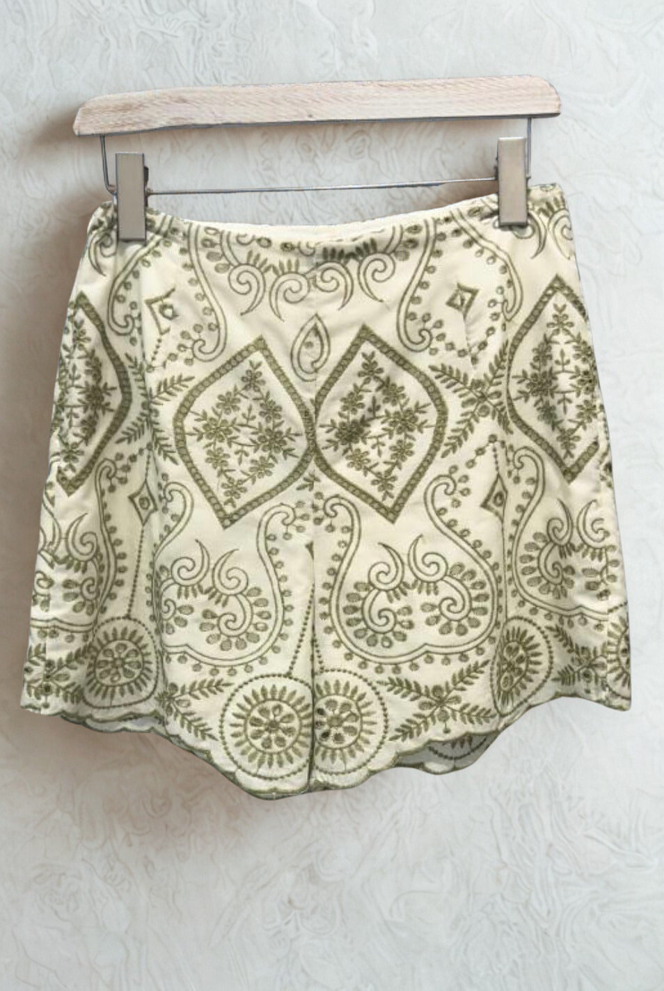 Short blanc à broderies vertes