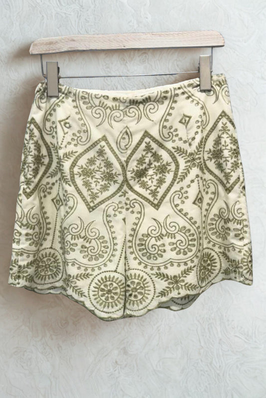 Short blanc à broderies vertes