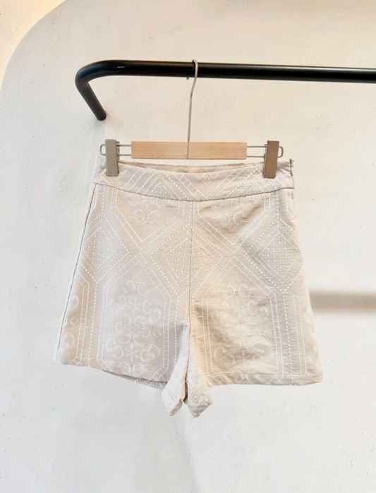 Short crème à broderie blanche